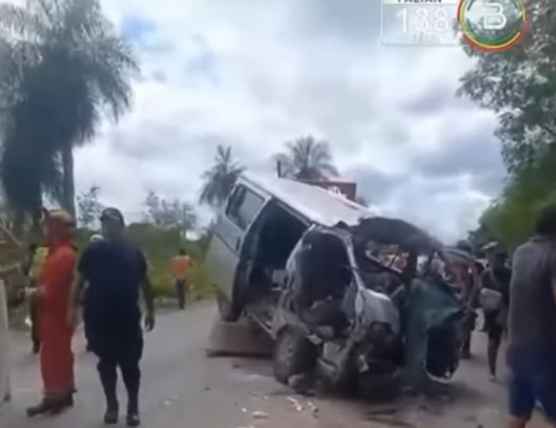Tragedie în Bolivia: 11 oameni au murit într-un accident de microbuz. Autovehiculul era condus de un adolescent de 13 ani