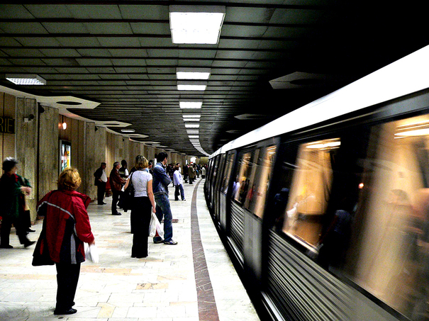 Tragedie la metroul din Capitală după o tentativă de suicid. Circulaţia trenurilor de metrou este reorganizată în sistem pendulă