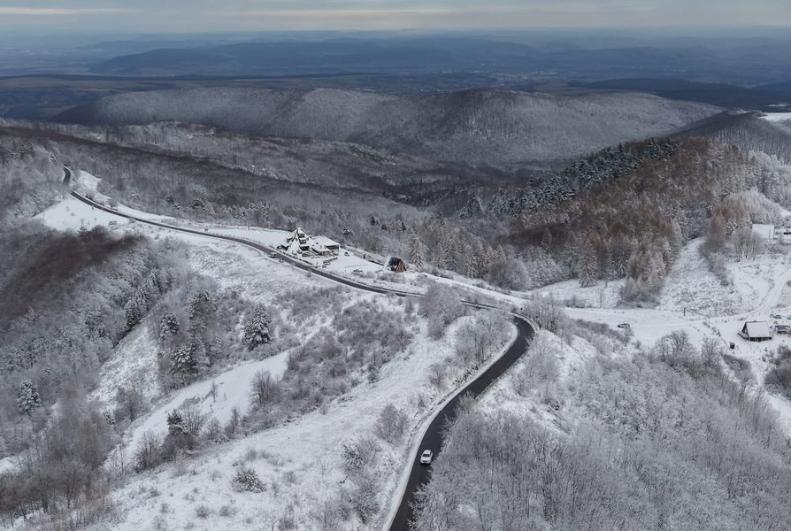 Transapuseana, drumul montan care face uitate Transfăgărășanul și Transalpina în timpul iernii