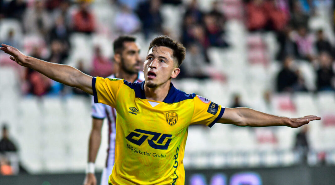 Transferul așteptat de Rapid s-a făcut! Olimpiu Moruțan vine în Giulești și poate debuta chiar cu UTA