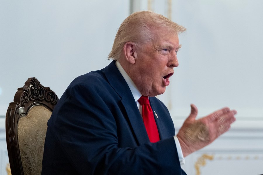 Trump avertizează Iranul: SUA trimit o „flotă uriașă” în regiune