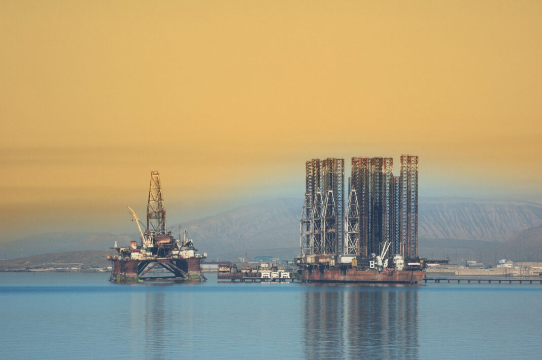 Ucraina transmite că a avariat trei platforme petroliere ruseşti în Marea Caspică