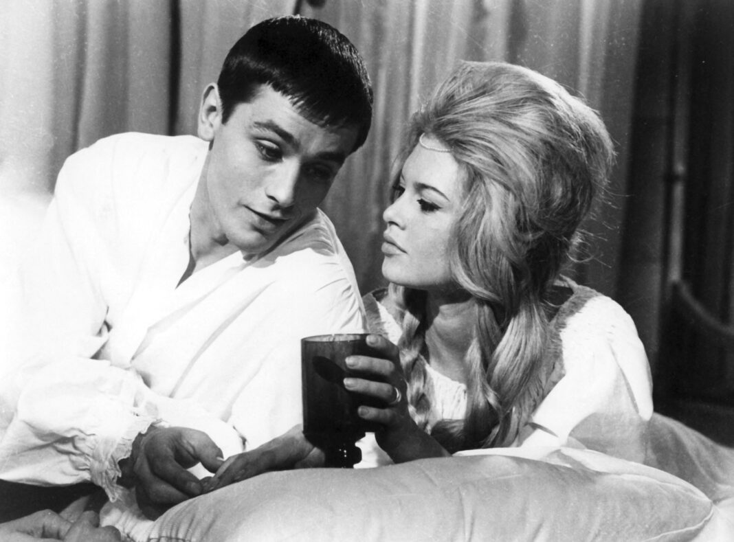 Ultimul omagiu adus Brigittei Bardot, la Saint-Tropez / Fostul star mondial al cinematografiei se odihnește cu fața spre mare, într-un sicriu din răchită