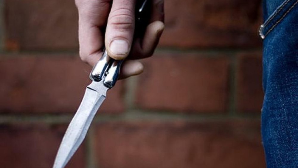 Un angajat al Colegiului Pedagogic din Craiova, înjunghiat de 12 ori pe stradă. Agresorul este de negăsit