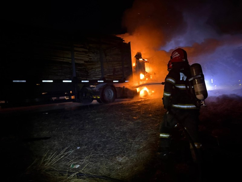 Un autotren încărcat cu lemne a luat foc în județul Cluj. Cabina șoferului a ars complet
