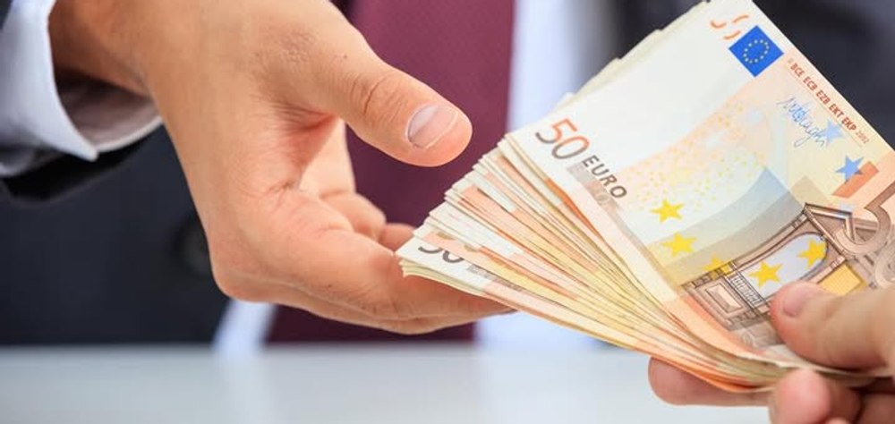 Un bărbat a cerut 13.000 de euro pretinzând că va influenţa poliţişti şi magistrați pentru o soluţie „favorabilă”