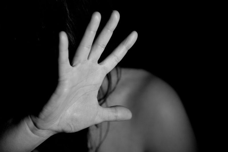 Un bărbat a fost arestat preventiv după ce şi-a lovit soţia imobilizată la pat. De frică, femeia a încercat să-l apere la anchetă