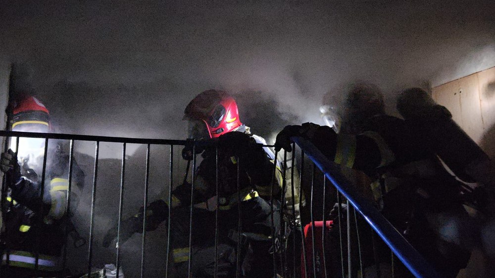 Un bărbat a fost găsit carbonizat în subsolul unui bloc din Focșani, după un incendiu