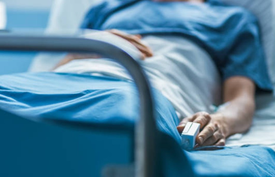 Un bărbat a supraviețuit miraculos după zece zile cu hernie strangulată și septicemie. Chirurg: „Intestinul era necrozat, infecția deja extinsă”