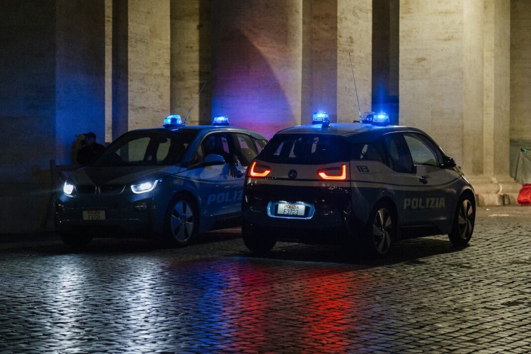 Un bărbat de 20 de ani a fost ucis în Milano de către polițiști în civil / Bărbatul avea o armă, dar era o replică / Ministrul de Interne: ”Nu vom acorda imunitate nimănui”