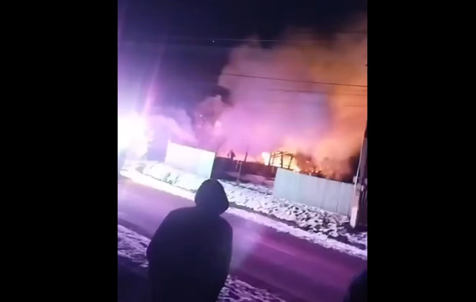 Un bărbat de 80 de ani, scos în stare gravă dintr-un incendiu devastator care i-a mistuit casa. Bătrânul are arsuri pe 80% din suprafaţa corpului