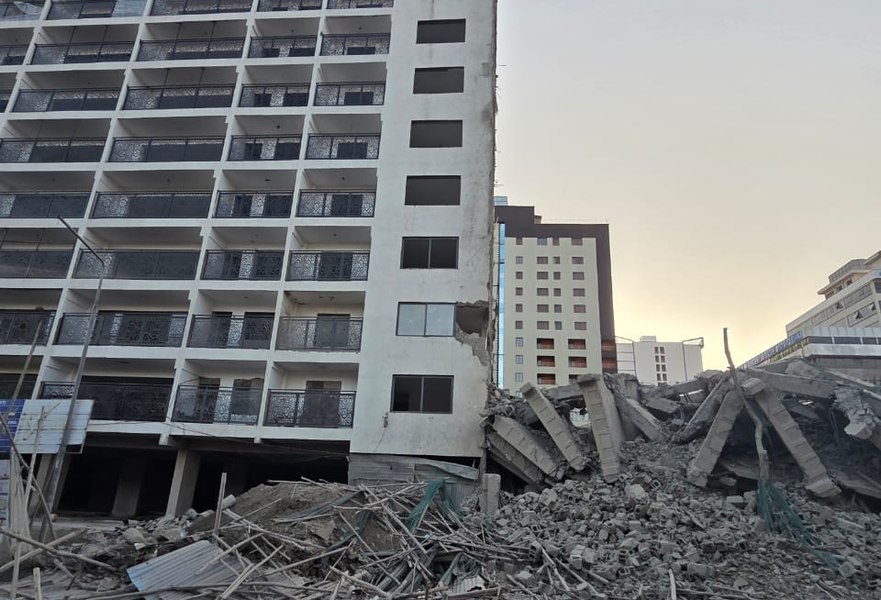 Un bloc de 16 etaje, aflat în construcție, s-a prăbușit în capitala Kenyei. Sunt persoane blocate sub dărâmături