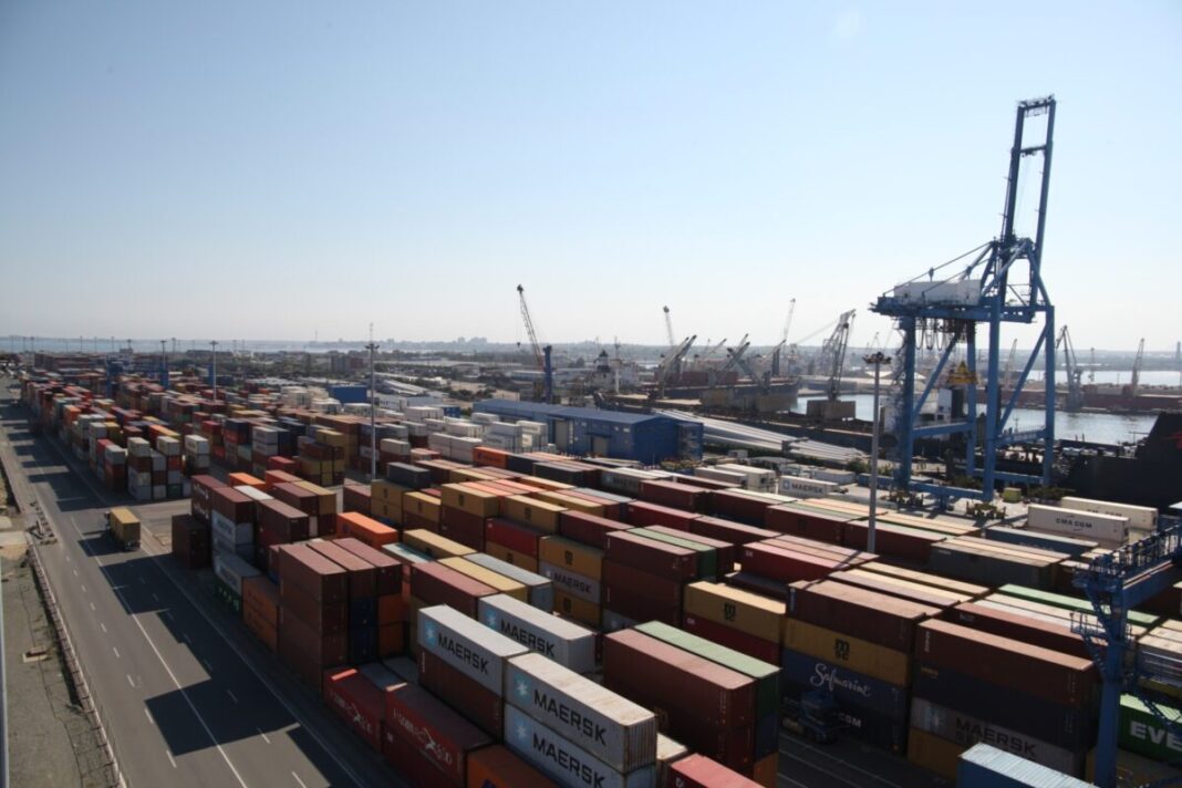 Un comisionar vamal și administratorul unei societăți, reținuți de DIICOT pentru grup infracțional organizat, contrabandă cu țigări și acte false în Vama Constanța