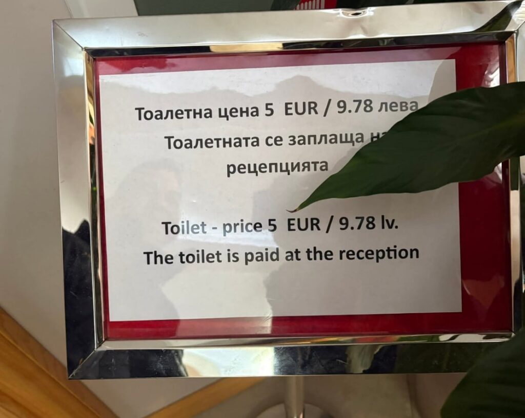 Un hotel din stațiunea bulgară de schi Boroveț cere 5 euro pentru utilizarea toaletei, stârnind indignarea turiștilor
