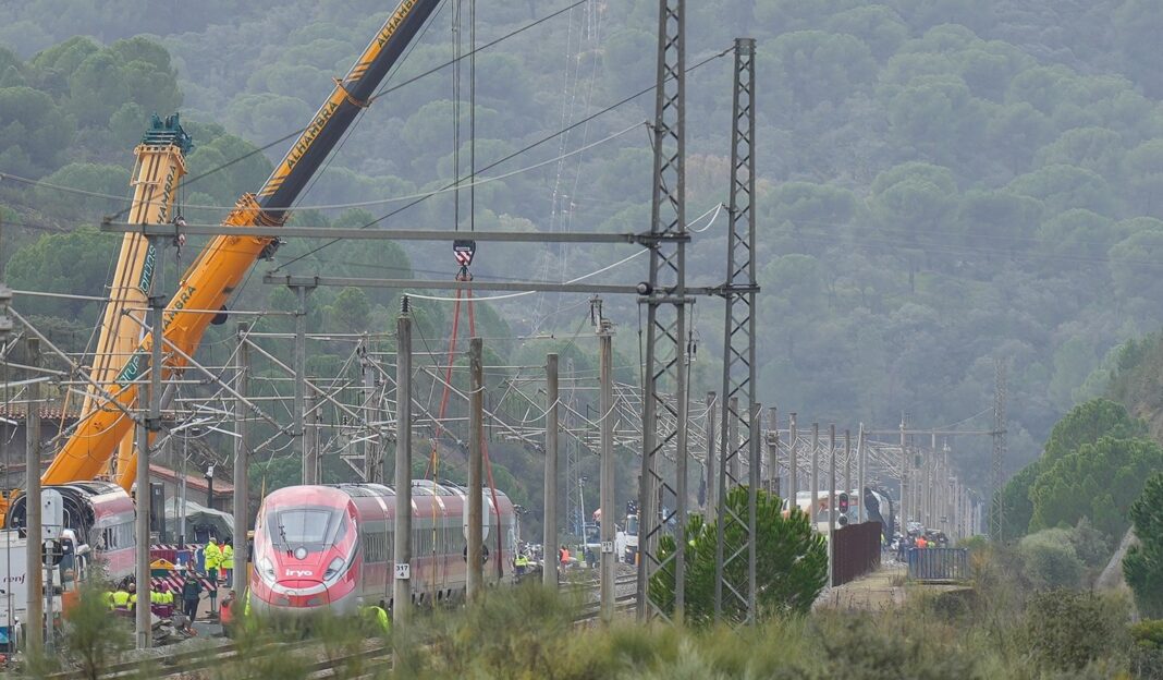 Un nou accident de tren în Spania, al treilea într-o săptămână: Mai mulți răniți după ce o garnitură a lovit o macara