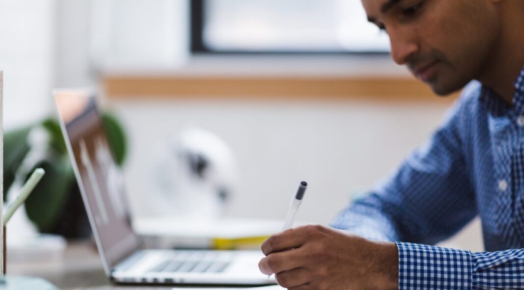 Un nou trend. Tot mai mulți angajați renunță la programul 9-17. Ce este „microshifting”