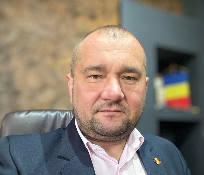 Un primar din Suceava, acuzat că și-a agresat concubina și ar fi amenințat-o cu un pistol. Percheziții la cabana de vânătoare a edilului