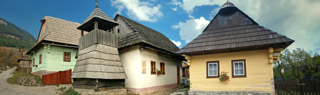 Un sat din Slovacia nu mai vrea să fie în patrimoniul UNESCO / Viața rurală tradițională a devenit imposibilă din cauza turiștilor / „Suntem prizonieri în propriile case”
