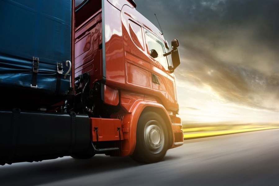 Un șofer a deturnat un transport de 12,5 tone de ciocolată și a vândut-o pe aproape nimic