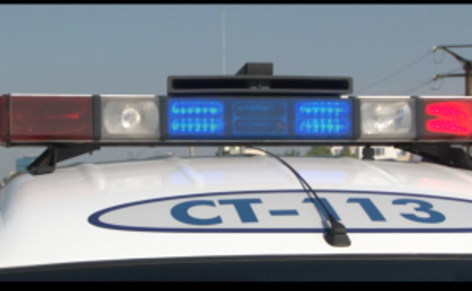 Un tânăr beat la volan și cu permisul suspendat, urmărit și blocat în trafic de polițiști
