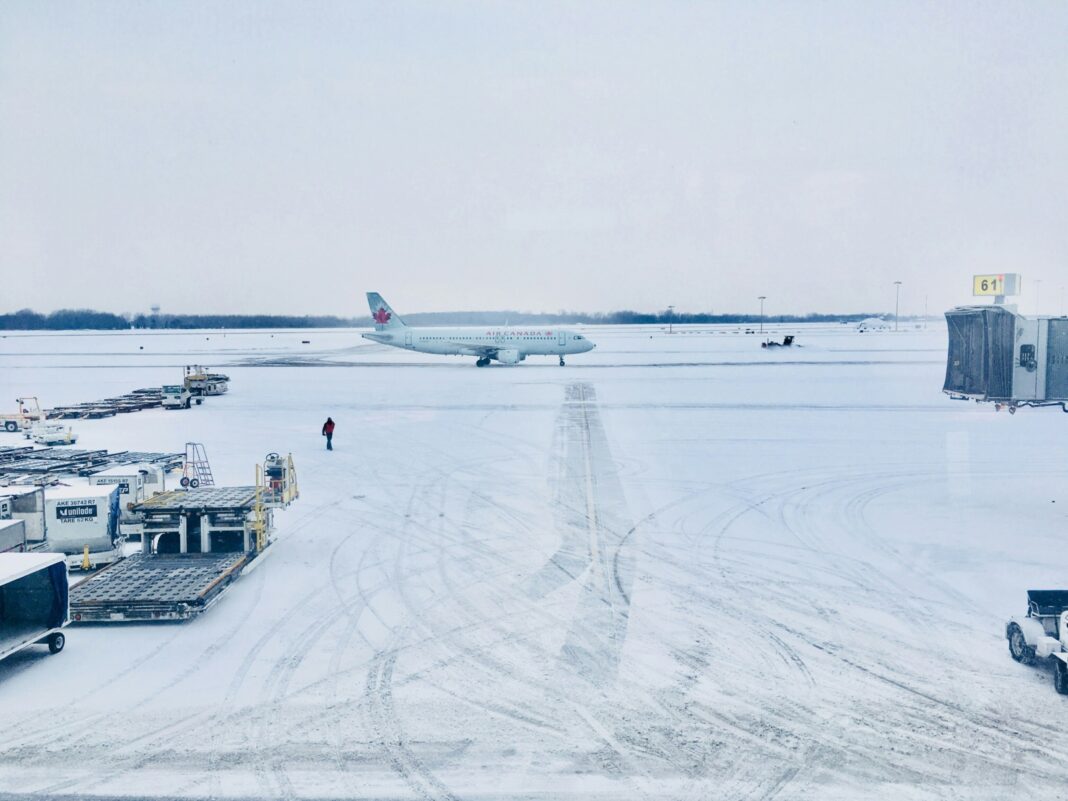 Unele zboruri de pe Otopeni pot înregistra întârzieri la decolare / Pistele, căile de rulare și plaformele sunt funcționale, traficul aerian se desfășoară în condiții de iarnă – CNAB