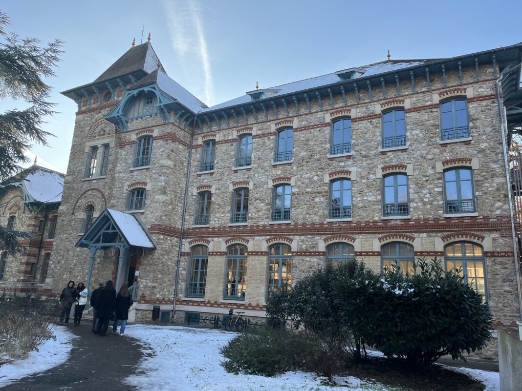 Universitatea franceză unde se antrenează spionii și unde profesorii nu știu numele studenților