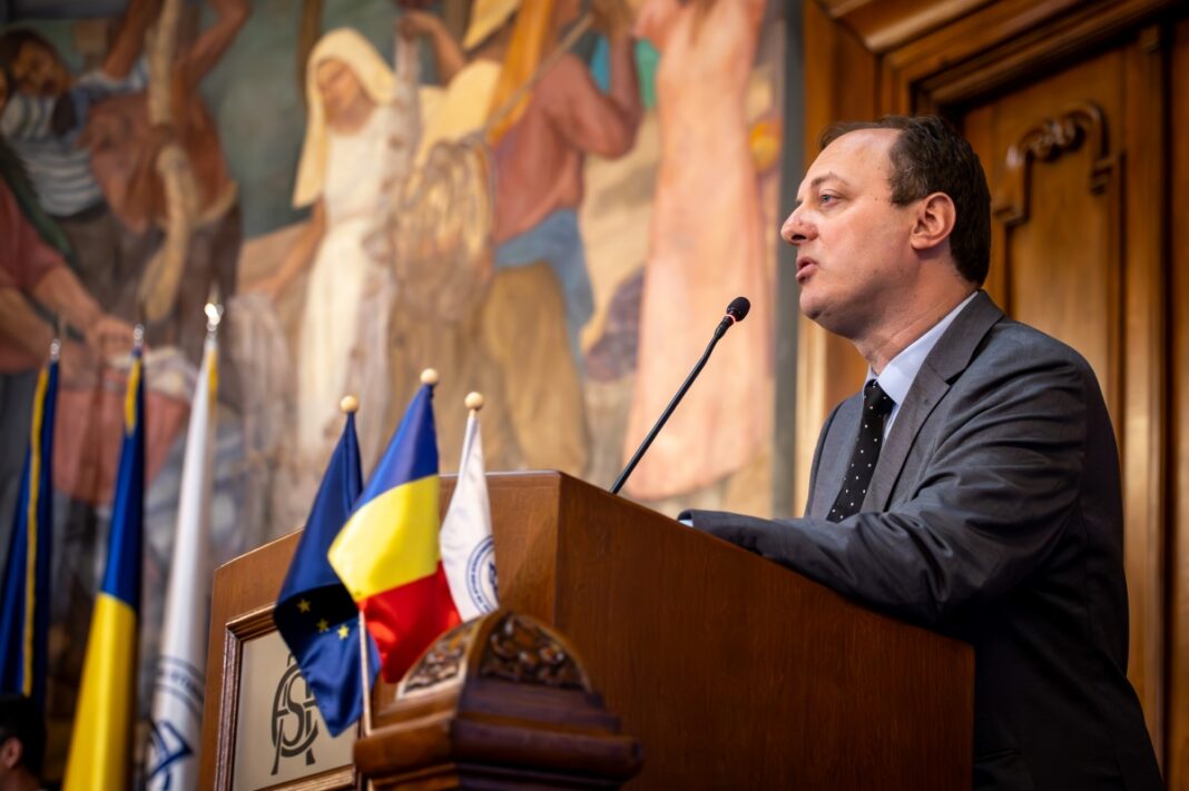 Universitățile trebuie să lucreze direct cu industria, să aducă mentori din companii, să subcontracteze cursuri foarte avansate, să ofere proiecte reale studenților – avertizează Răzvan Bologa, profesor de Computer Science la ASE