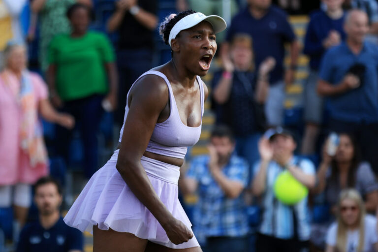 Venus Williams, eliminată și la simplu de la Auckland! Legenda tenisului a pierdut cu Magda Linette după un meci de peste două ore