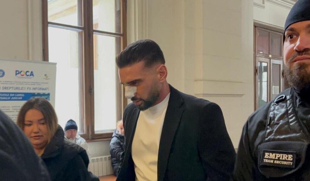 VIDEO Dorian Popa, la Curtea de Apel București, unde este judecat pentru conducerea sub influența drogurilor / Vloggerul, bandajat la nas, a venit înconjurat de bodyguarzi