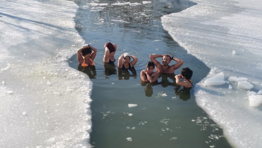 VIDEO/FOTO Minus 7 grade, slipi și adrenalină: 30 de curajoși la baia la copcă într-un lac artificial de lângă Timișoara