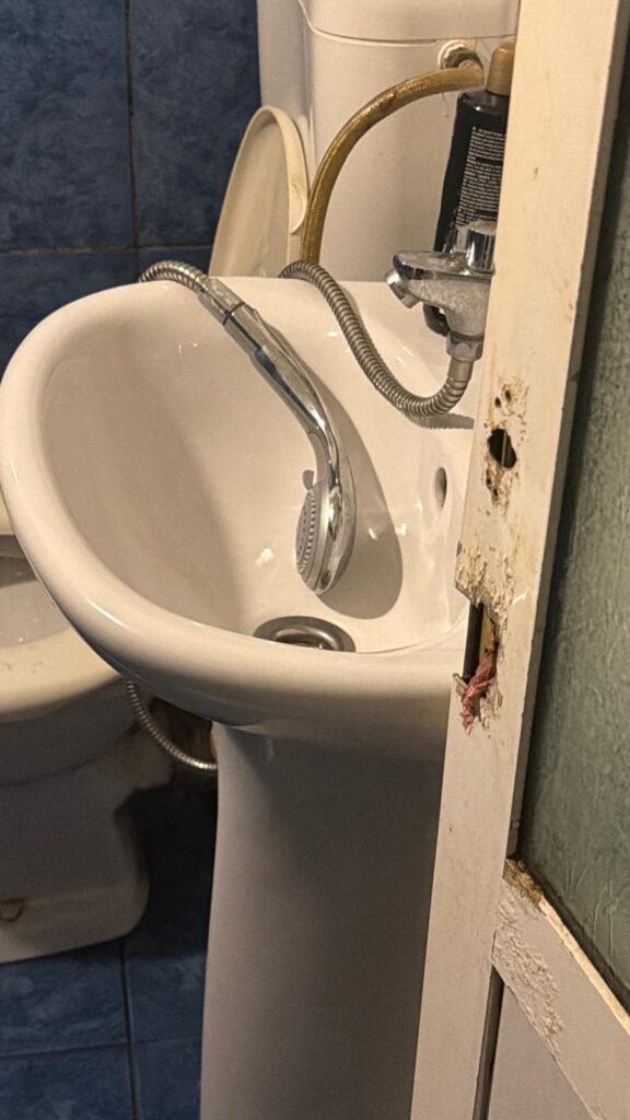 VIDEO FOTO Un imobil care funcționa ca vilă turistică în Constanța a fost închis de Protecția Consumatorului / Inspectorii susțin că nu avea autorizație de la primărie și nici certificat de la Turism