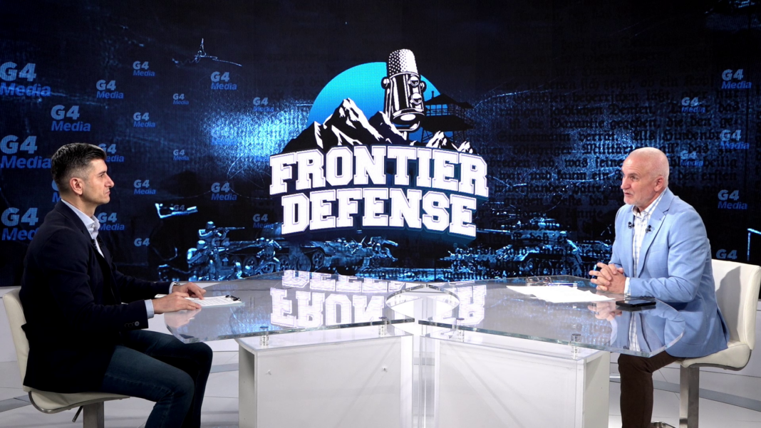 VIDEO Generalul (r) dr. Mircea Mîndrescu avertizează: România are prea puțini militari combatanți / Statele Unite au și ele nevoie de NATO, mai ales în zona Arctică / SAFE este o „povară” necesară / Rusia rămâne o amenințare | podcastul „Frontier Defense”