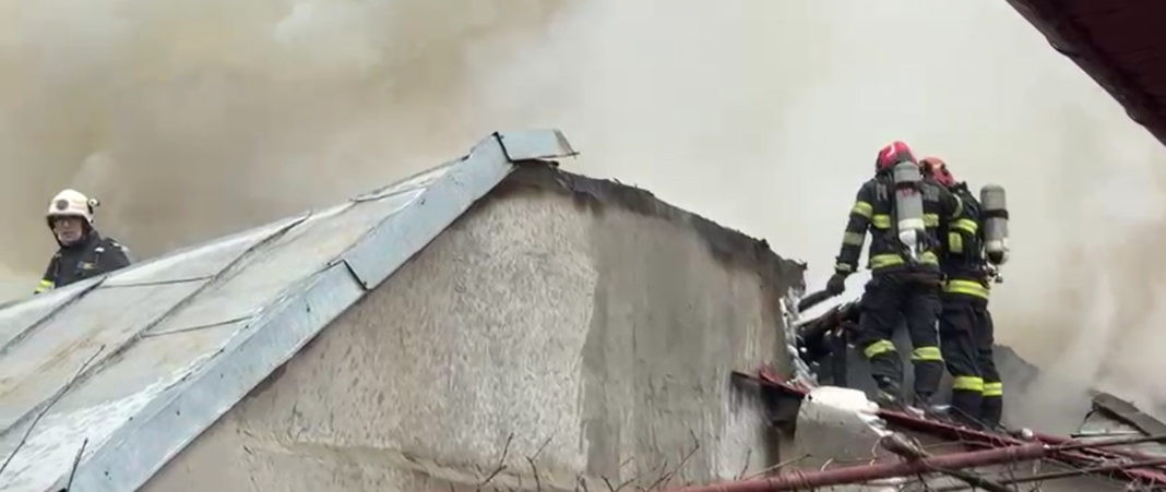 VIDEO Incendiu cu degajare puternică de fum pe strada Garoafei din Capitală / Au fost afectate case și anexe gospodărești pe o suprafață de 700 de metri pătrați