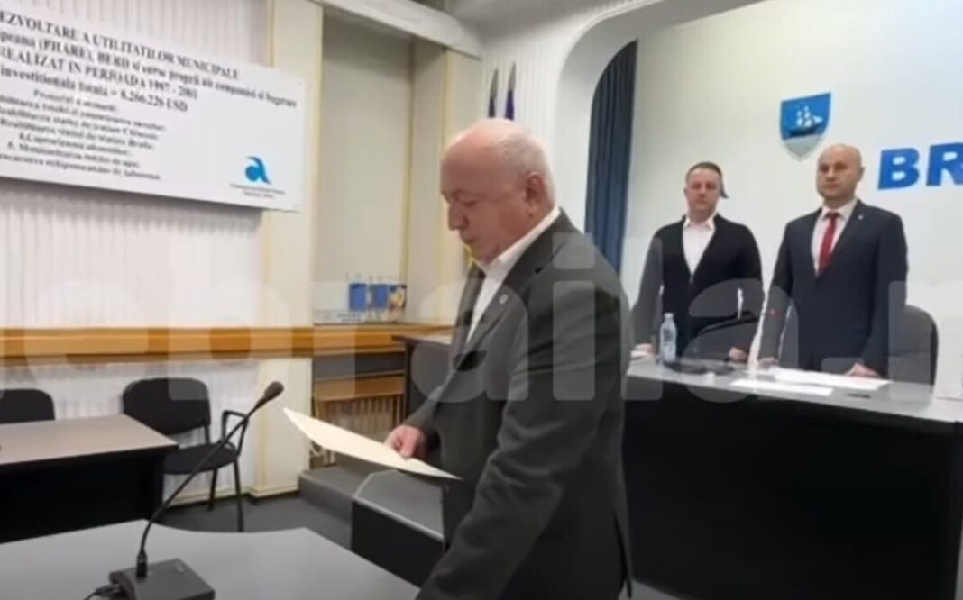 VIDEO Momentul în care consilierul PNL Petrică ”la, la, la” Popa depune jurământul la Brăila trecând peste o bucată din textul pe care-l avea de citit (DeBrăila)