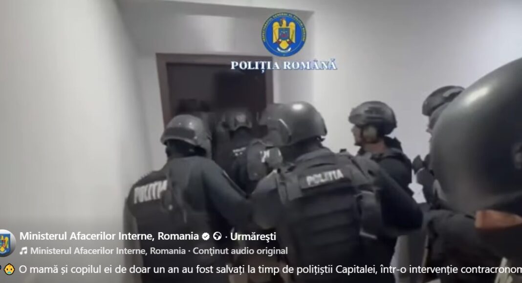 VIDEO Momentul în care polițiștii salvează o mamă amenințată cu cuțitul de fostul concubin și pe copilul ei de un an