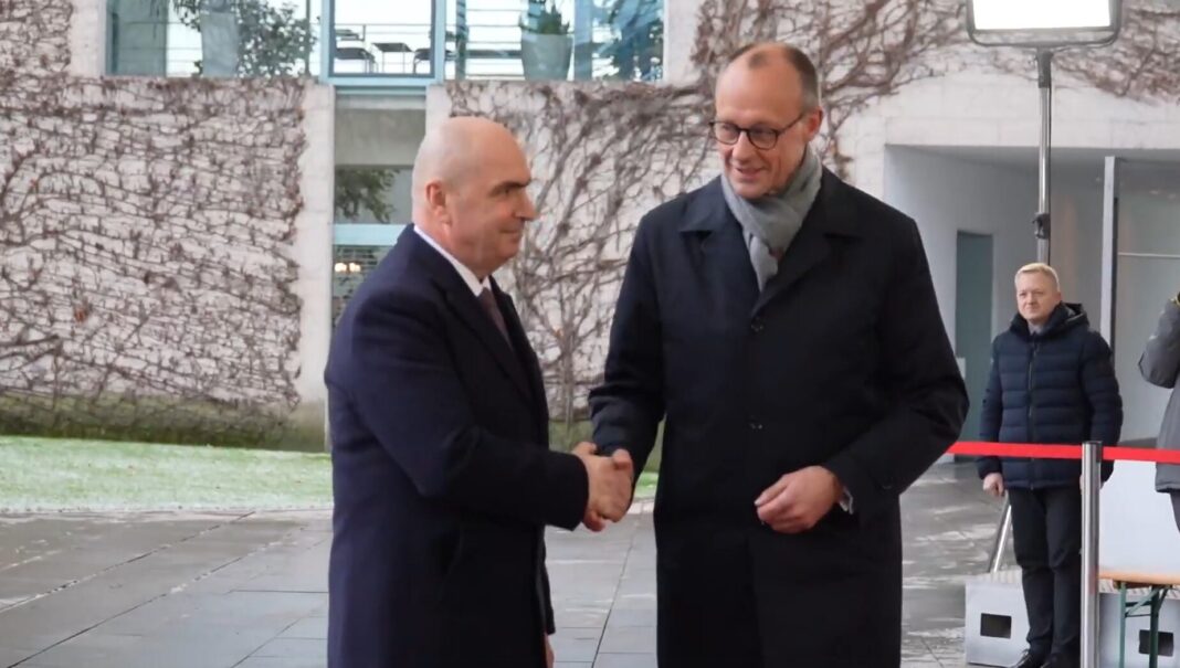 VIDEO Premierul Ilie Bolojan, primit de cancelarul german Friedrich Merz într-o ceremonie oficială