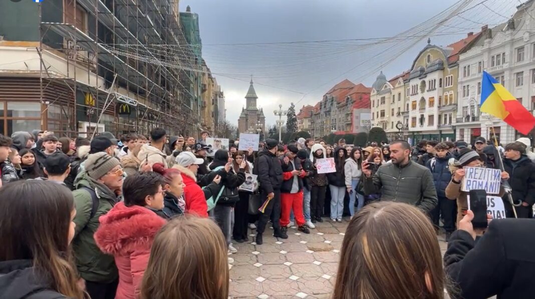 VIDEO Protest la Timișoara, zeci de persoane cer ca minorii sub 14 ani să răspundă în fața legii: ”Criminali, la pușcărie” / Manifestația, după ce un copil de 13 ani a ucis un altul de 15 ani, la Cenei