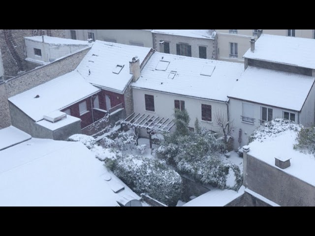 VIDEO. Suburbiile Parisului, acoperite de zăpadă, în urma unei furtuni de iarnă neobișnuite care a lovit nordul Franței