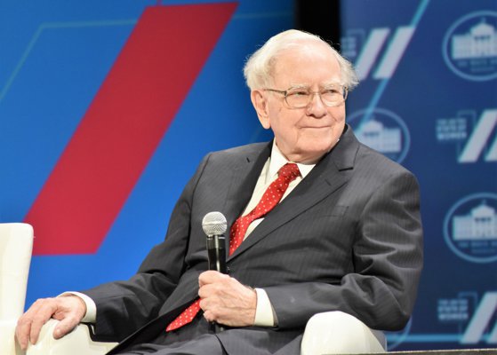 Warren Buffett, arhitectul uneia dintre cele mai mari averi din lume, se retrage şi lasă moştenire lecţia care face diferenţa între bogaţi şi restul