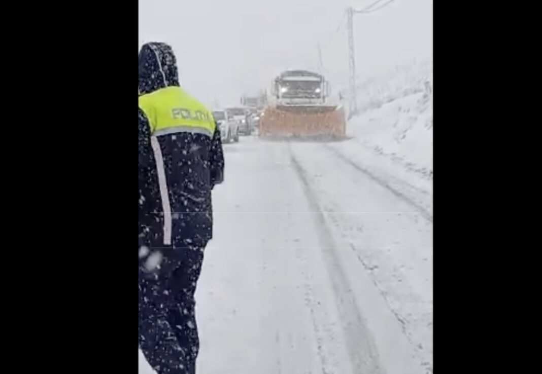 Zăpadă pe carosabil în aproape jumătate dintre județele țării / Unde se circulă în condiții de iarnă