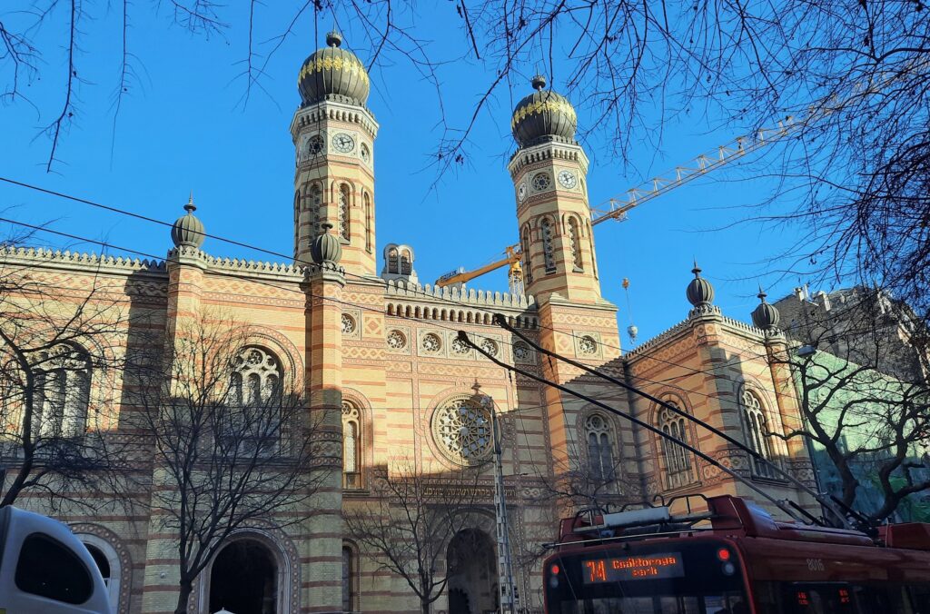 Ziua Memorială a Holocaustului – Ungaria: Tragedia evreilor, Horthy, Szalasi, neasumarea răspunderii și nivelul redus de antisemitism astăzi