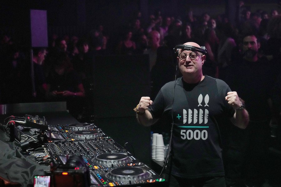 Ziua preot, noaptea DJ în cluburi. Părintele Guilherme a stârnit entuziasm și controverse pe ringul de dans din Beirut