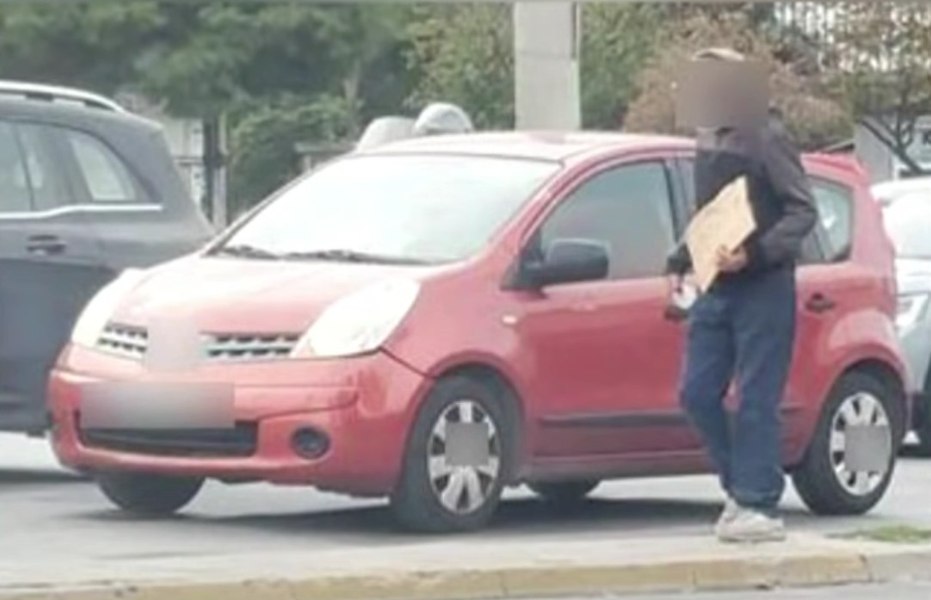 12 români ademeniți cu locuri de muncă în străinătate au fost puși să cerșească la semafoare, pe străzile din Atena