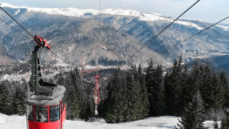 Acces fragmentat spre Bucegi: gondola din Sinaia, oprită temporar, din cauza unei avarii tehnice