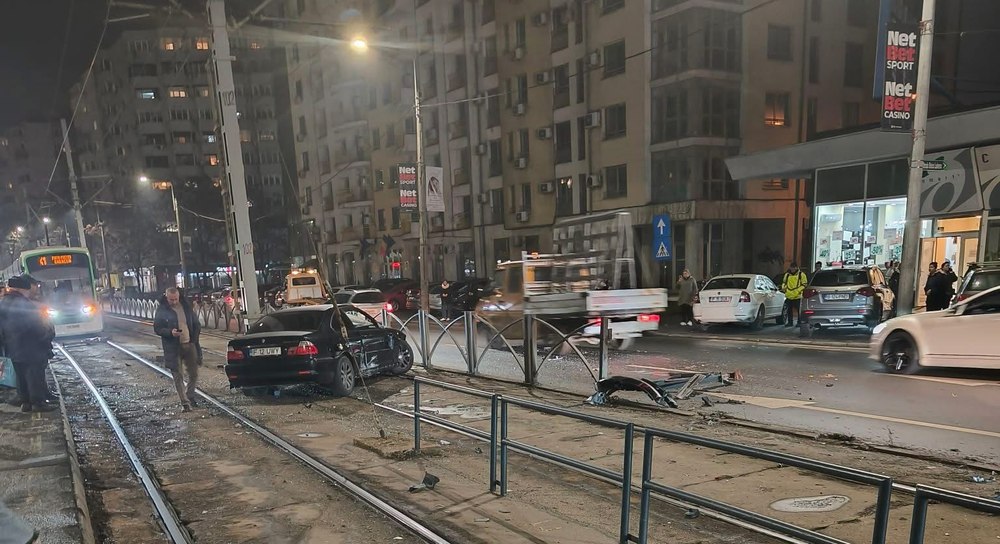 Accident pe linia 41, în Capitală: un BMW a rupt gardul de protecție și a ajuns pe șine