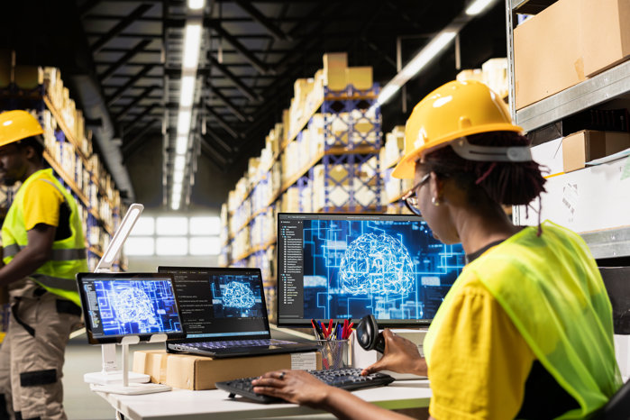 AI pentru „gulerele albastre”: cum schimbă algoritmii munca din producţie şi distribuţie