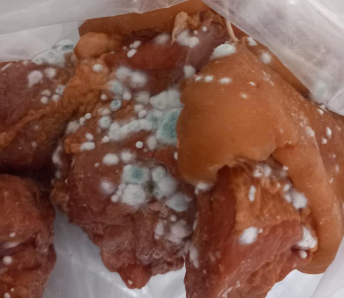 Alertă alimentară: Carne stricată și legume mucegăite, găsite de Protecția Consumatorilor pe rafturilor mai multor magazine din țară