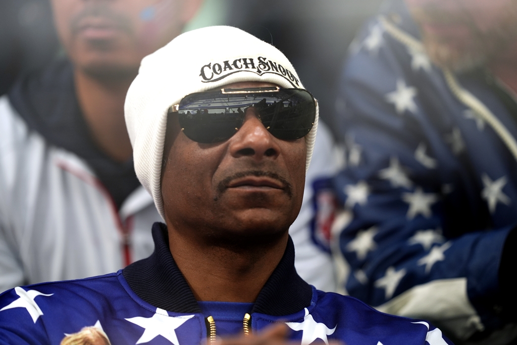 Ambasada României în SUA a modificat de cinci ori o postare Facebook legată de Snoop Dogg, după ce inițial a scris: “delegația americană a fost huiduită (ouch)” la Cortina