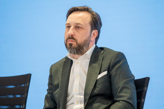 Andrei Manea, RPIA: „Energia regenerabilă vine în valuri. De ce vine în valuri? Pentru că este în spate. Este cea mai rapidă tehnologie, cu cel mai rapid deployment de la momentul când ai o idee de proiect, îi dai drumul, dezvolţi proiectul şi îl construieşti”