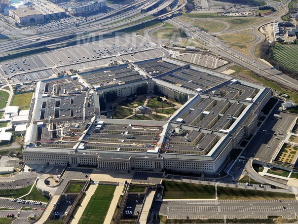 Anthropic se loveşte de Pentagon în negocierile pentru Claude: compania cere interdicţii explicite împotriva supravegherii în masă şi a armelor autonome, în timp ce SUA ameninţă cu excluderea grupului din contractele viitoare